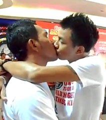 Vidéo: Avec 50 heures d'embrassade, ils battent le record du plus long baiser