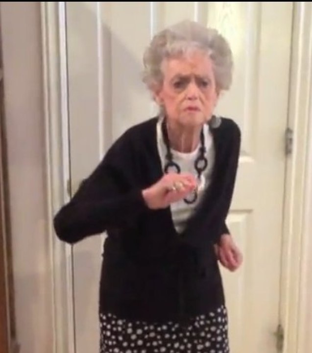 Une mamie de 90 ans danse pour Whitney Houston !