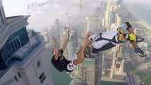 Ils réalisent des sauts hallucinants depuis une tour de 400 mètres à Dubaï !