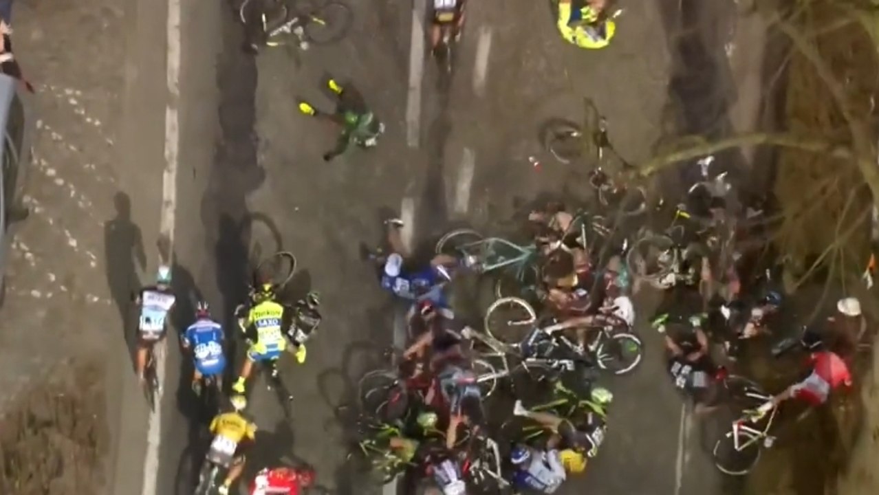 Cyclisme : Une chute collective spectaculaire l...