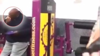 Pendant sa séance de musculation, il mange voracement une pizza