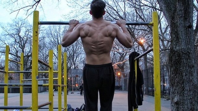 Barres fixes : Il réalise un parfait enchaînement avec une facilité déconcertante