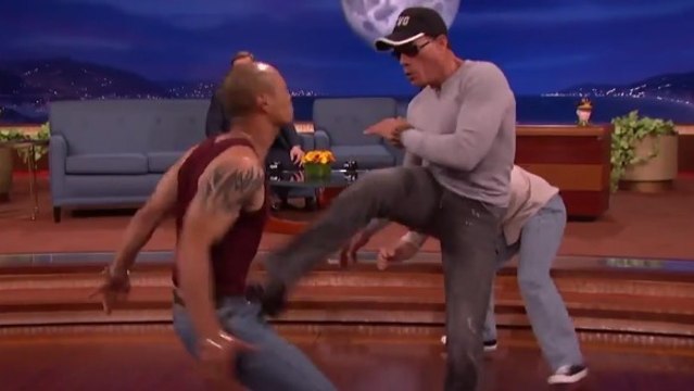 Jean-Claude Van Damme rejoue une scène mythique de Kickboxer