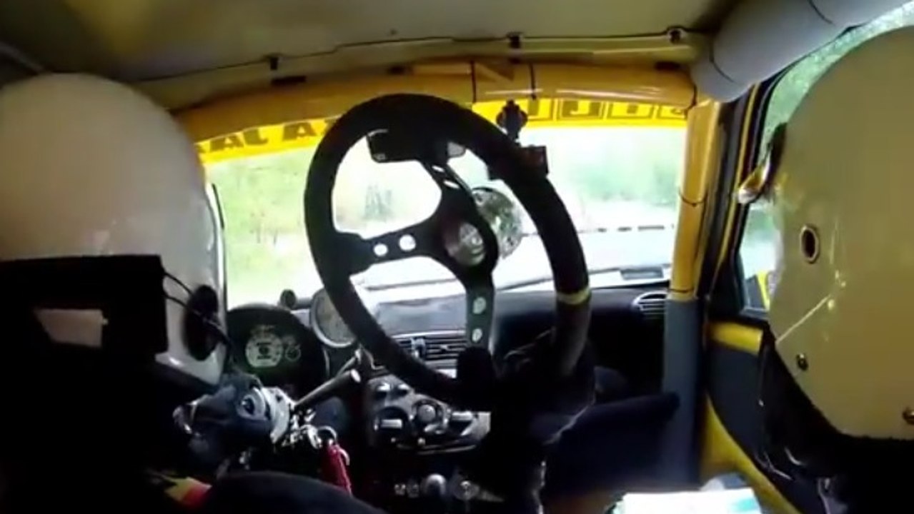 Il perd son volant ... mais continue sa course !