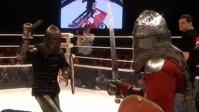 Un combat de boxe en armure hyper violent !