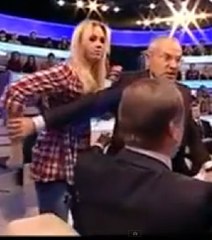 Une militante féministe frappe un député en direct à la télévision en Ukraine