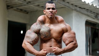 Romario Dos Santos Alves, le bodybuilder qui a voulu ressembler à Hulk