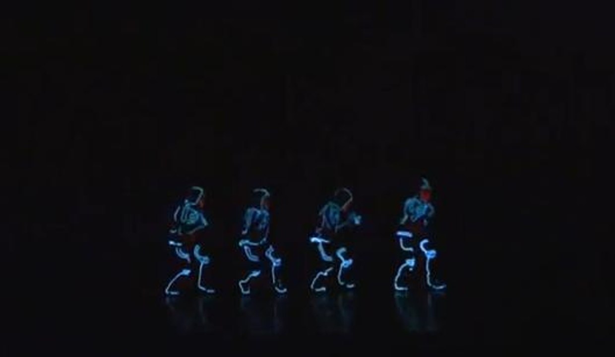 Ces danseurs offrent un show tout en lumière !