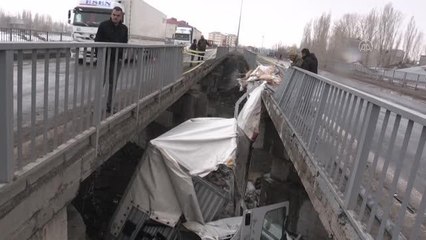 Köprüden dereye düşen tırın sürücüsü yaralandı