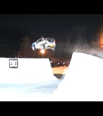 Une voiture bat un record de saut en longueur