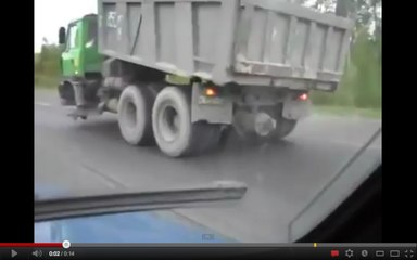 Ce camion roule avec une roue en moins !
