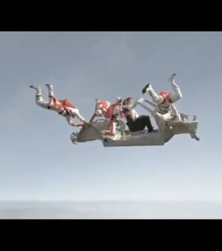 Une Nissan Juke assemblée en plein ciel dans une publicité