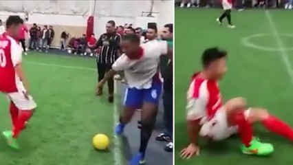 Il ridiculise son adversaire avec une feinte de génie