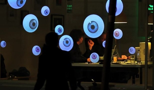 Cette vitrine vous suit du regard