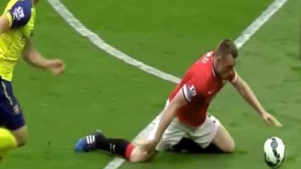 L'incroyable tacle de la tête de Phil Jones contre Olivier Giroud !