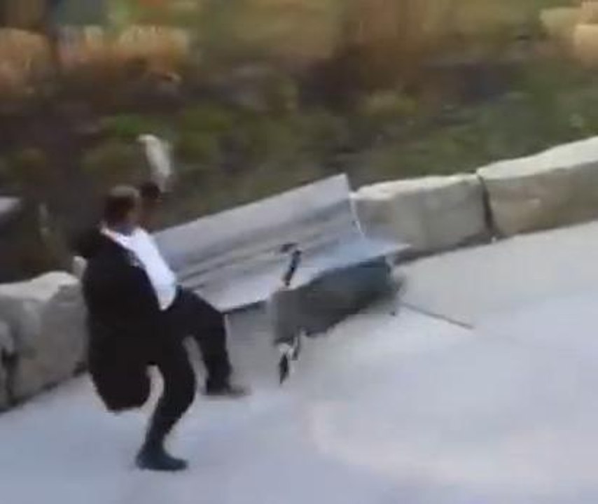 Il se bat contre une oie sauvage