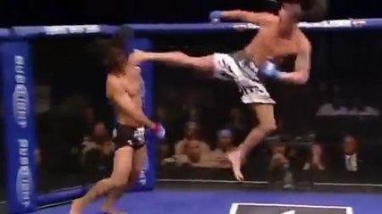 Un coup de pied aérien fantastique qui met son adversaire KO