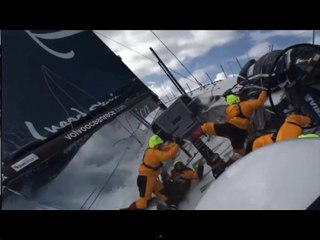 Ce voilier se fait secouer par une grosse vague