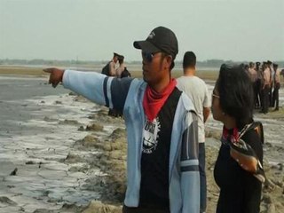 Indonesians struggle to turn mud into money