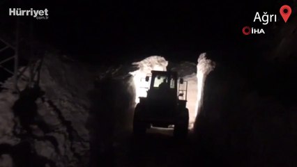 Yolu kapanan köye kardan tünelle ulaşım sağlanıyor