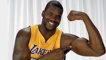 Shaquille O'Neal soulève Chris Webber lors d'une séance de musculation