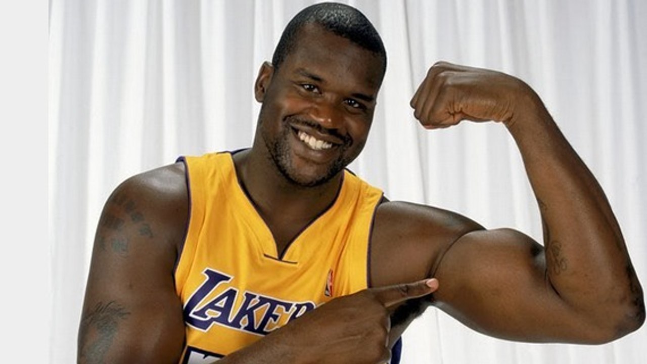 Shaquille O'Neal soulève Chris Webber lors d'une séance de musculation