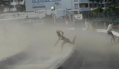 Une femme est éjectée par un avion au décollage dans le Zapping Gentside