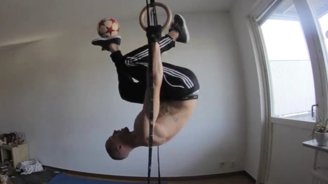 Il fait une incroyable session de football freestyle pendant sa séance de musculation