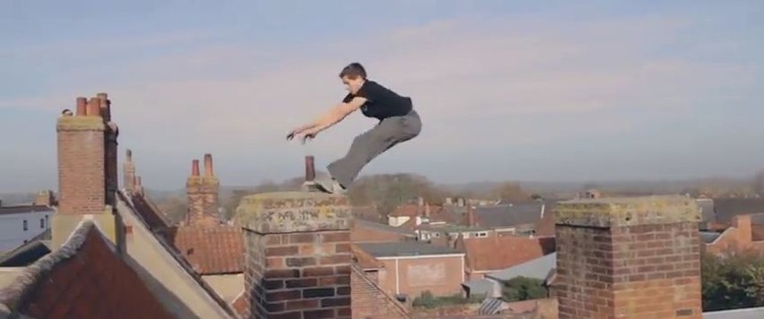 Un ado anglais engagé pour vous apprendre à sauter