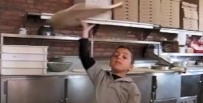Michael, 7 ans, est déjà un maître dans le lancer de pizza