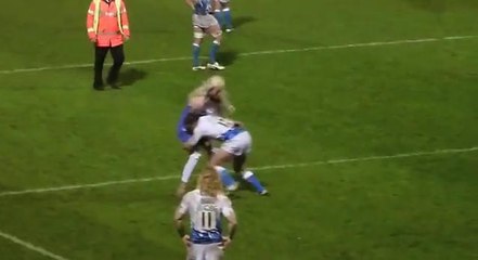 Un streaker se fait plaquer par un joueur de rugby