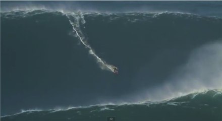 Il bat le record de la vague surfée la plus haute !