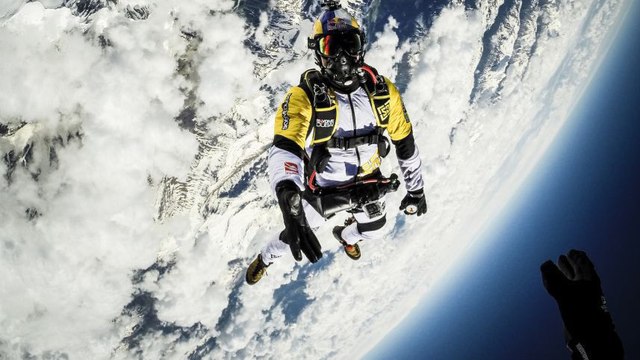 Un saut en parachute à plus de 10 km de hauteur du Mont Blanc !