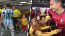 Cristiano Ronado et Lionel Messi face à des enfants