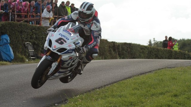 Quand des motos se mettent à voler en pleine course en Angleterre