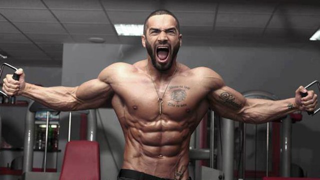 Lazar Angelov vous fait travailler les biceps lors d'un workout