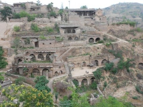 Dans ce village chinois, ces hommes vivent dans des caves