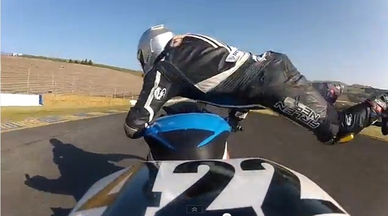 Un motard échappe de peu à un accident avec une voltige surprenante