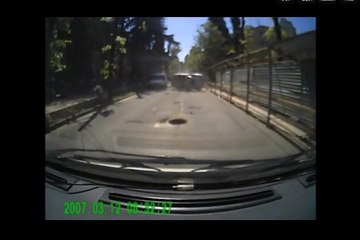 Une voiture fait un tonneau à cause d'une bouche d'égout