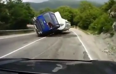 En se retournant, ce camion a failli emporter un automobiliste