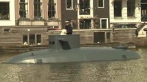 Sans lunette, ce capitaine refait surface avec son sous-marin à Amsterdam