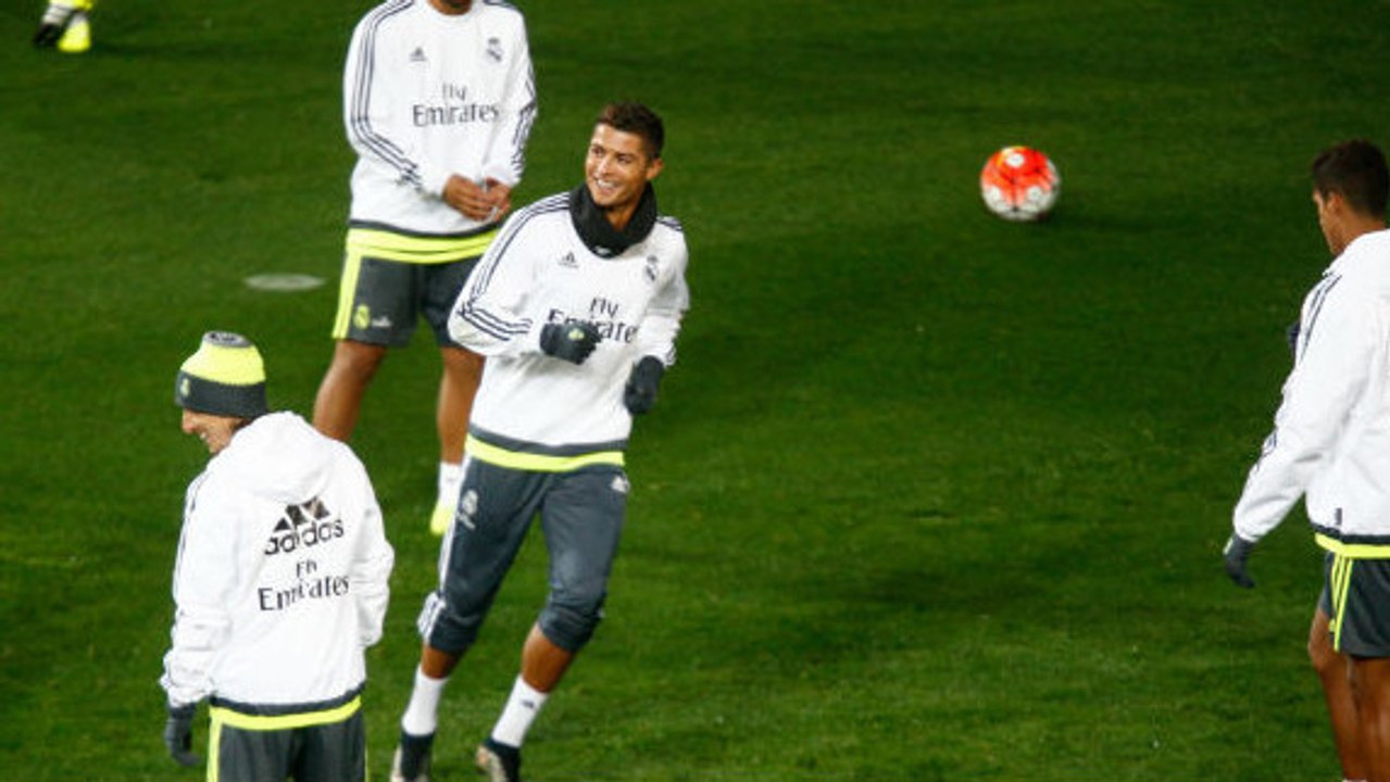 Cristiano Ronaldo inscrit un but incroyable en coup du foulard à l'entraînement du Real Madrid