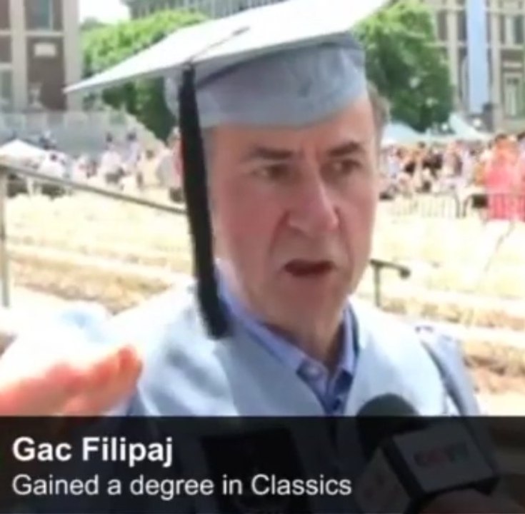 Après 12 ans d'études, cet homme de 52 ans obtient son diplôme