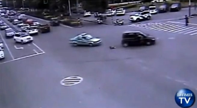 Il saute de sa voiture en marche pour sauver sa fille tombée sur la route