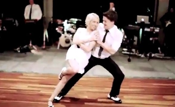 Ils réalisent une démonstration de rock acrobatique à leur mariage