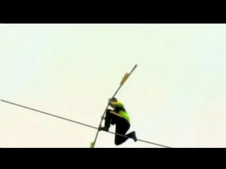 Ce funambule manque de faire une chute de 91 mètres - Vidéo Dailymotion