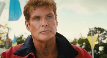 David Hasselhoff reprend du service avec son maillot rouge