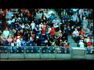 Un enfant attrape une balle de base ball en plein match