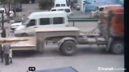 Percuté par un camion, un vieil homme s'en sort indemne !