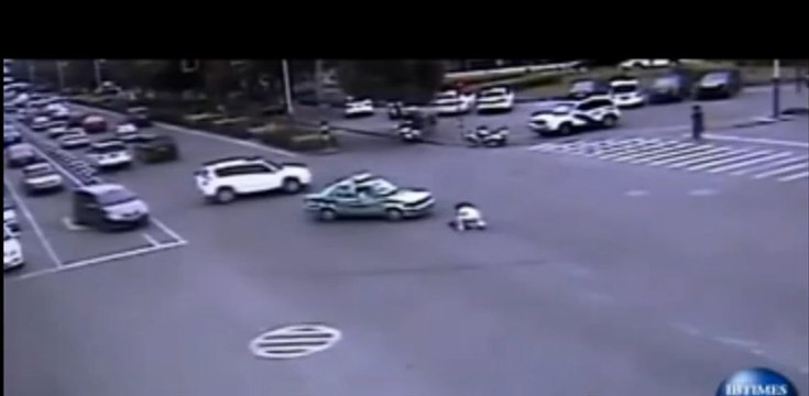 Zapping du web : il saute de sa voiture en marche pour sauver sa fille